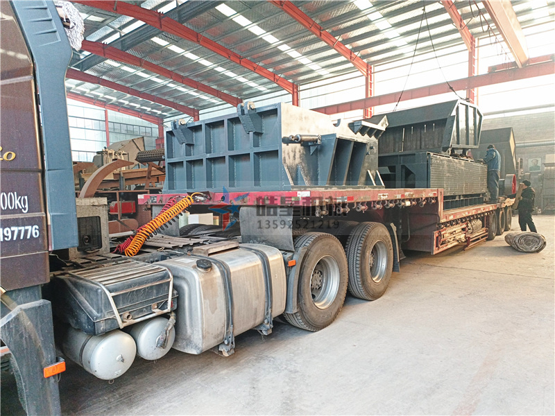 1800型<a href='http://xmm04.cn' target='_blank'><span>鋁合金破碎機</span></a>設備裝車發(fā)貨